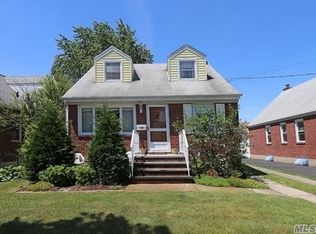 105 Sheridan Blvd, Mineola, NY 11501