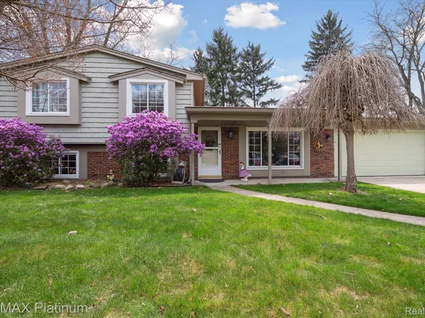 10328 Carriage Dr, Brighton, MI 48114