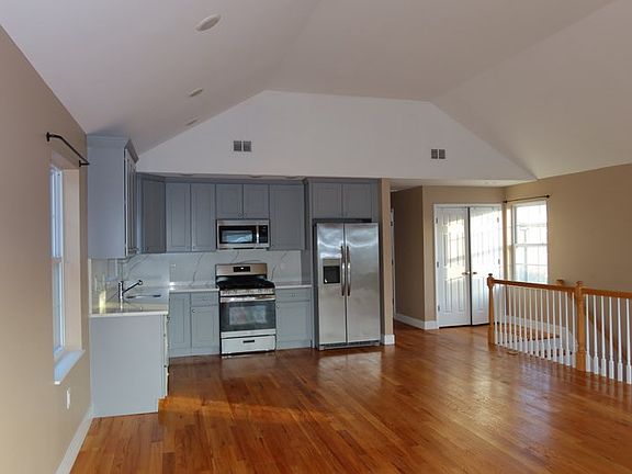 4th image of 298 Ridgewood Ave #2