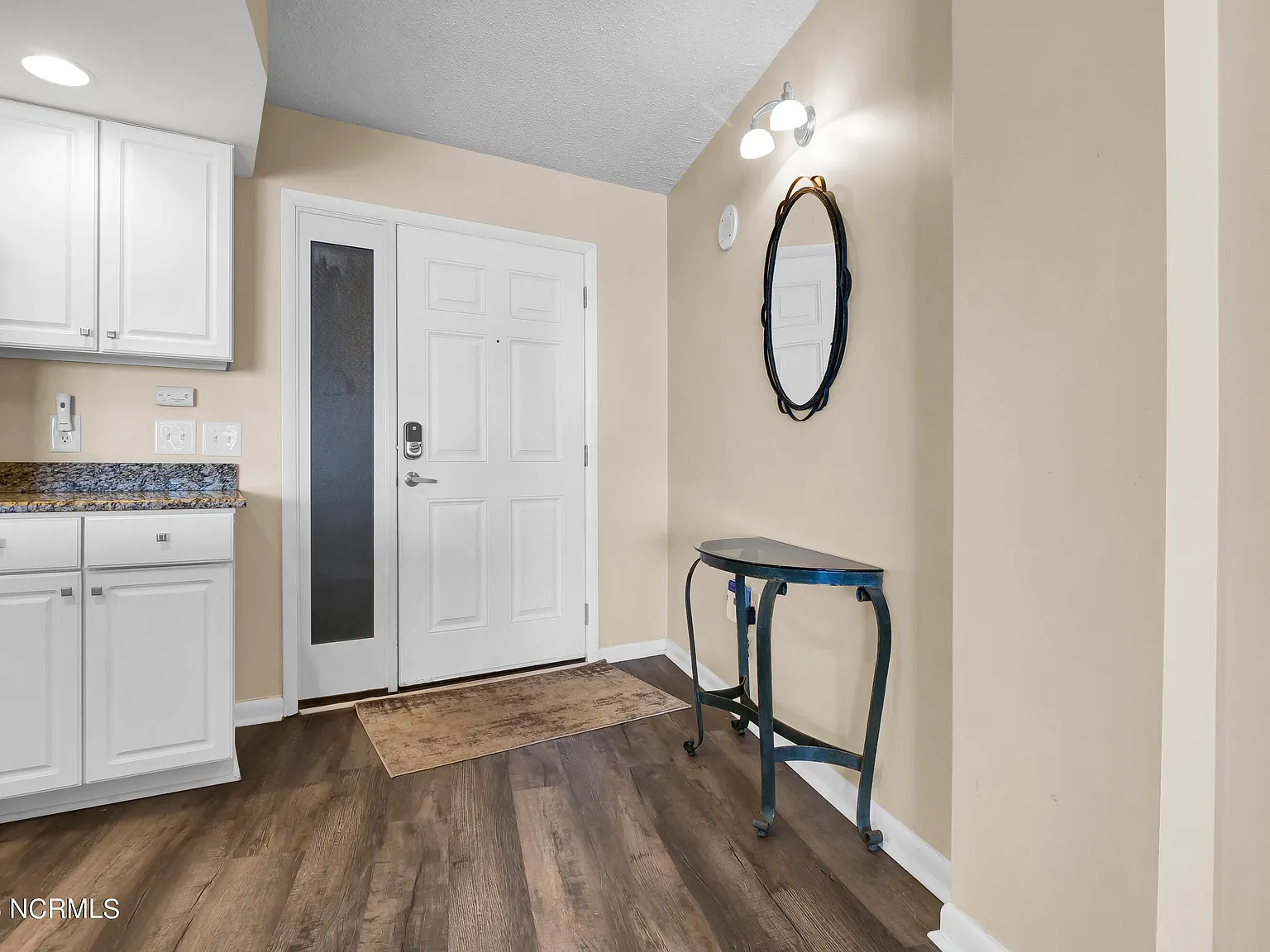 3 bed, 2.0 bath, 1169 sqft, $2,100 — Photo 3