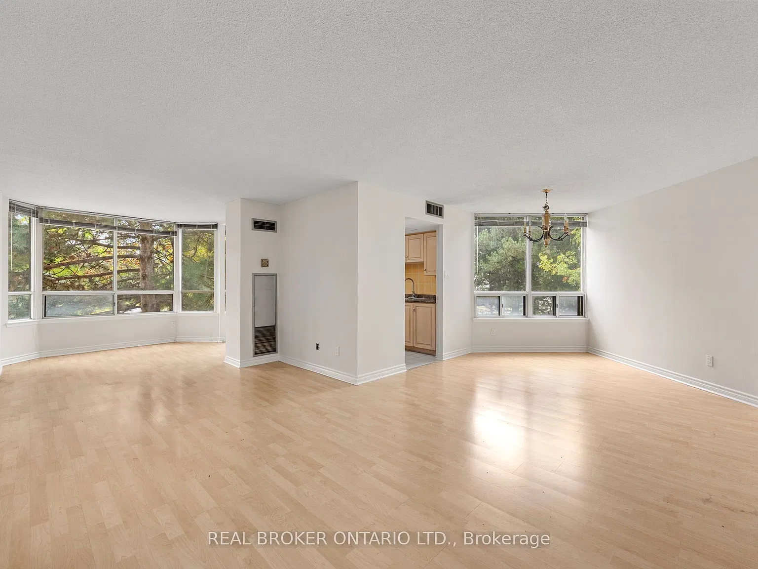 1101 Steeles Ave W — Photo 3