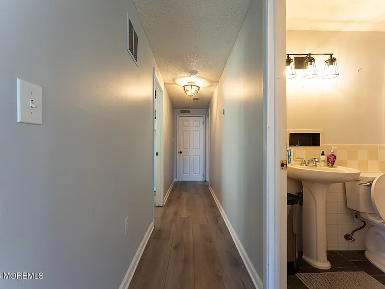 406 Lawrence Dr — Photo 7