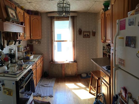 3rd image of 594 N Courtland St