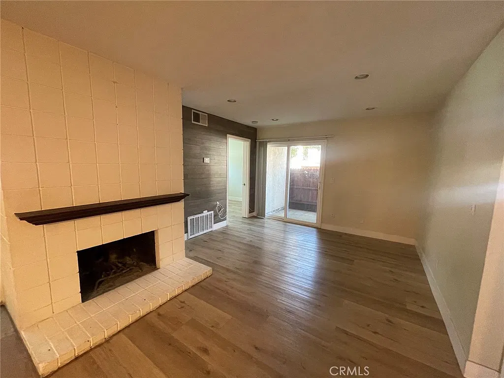 2 bed, 807 sqft, $2,200 — Photo 3