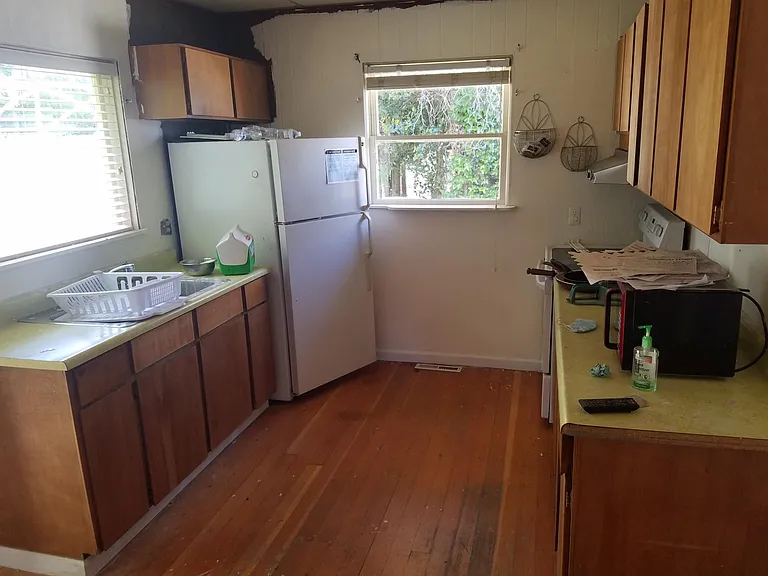 617 E B St — Photo 2