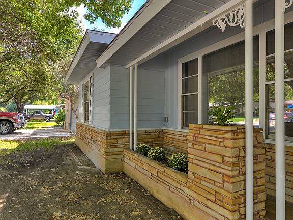 3rd image of 522 Dresden Dr