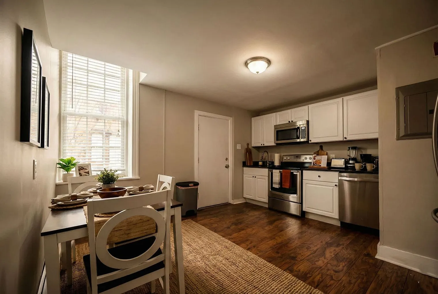 1 bed, 1.0 bath, 796 sqft, $3,313 — Photo 4