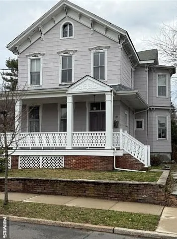 135 Everett Pl — Photo 2