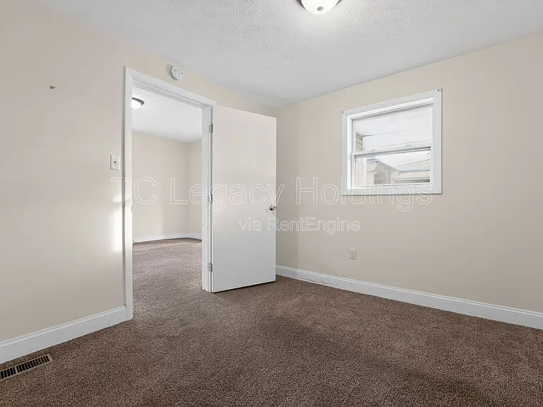 388 Broaddus Ave #B — Photo 5