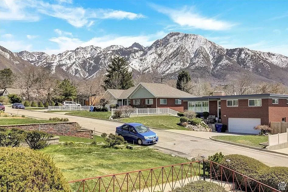 Building Photo - 2895 E Oakridge Dr