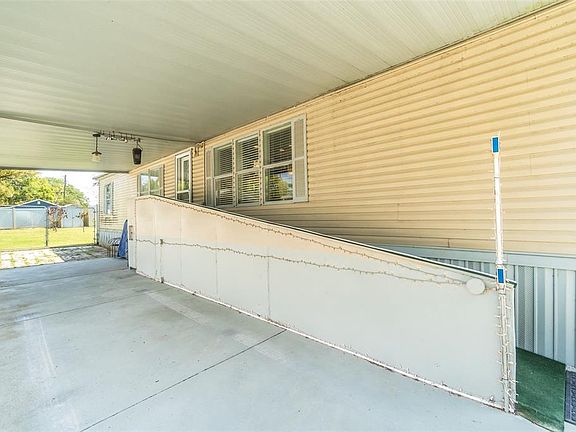 3rd image of 14926 Douglas St