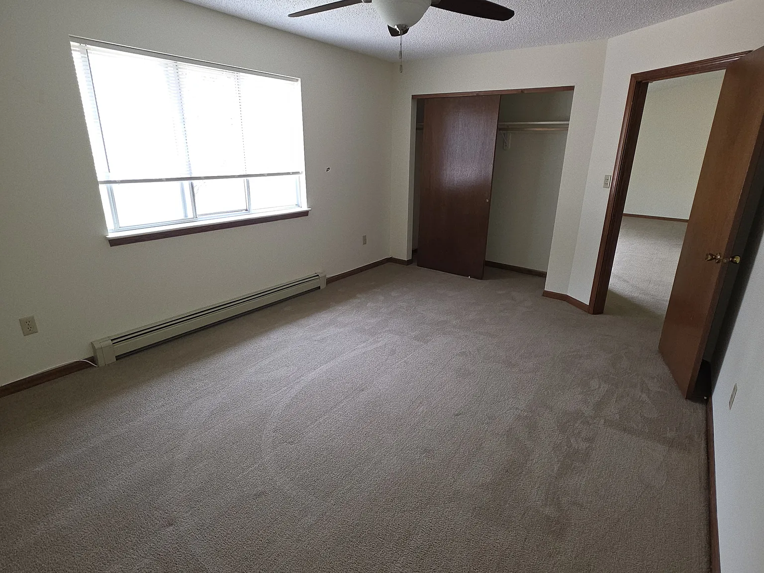 2 bed, 1000 sqft, $1,240 — Photo 2