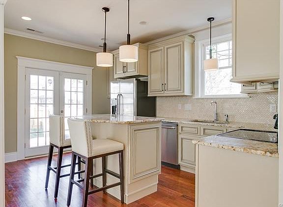 4th image of 310 Essex Pl