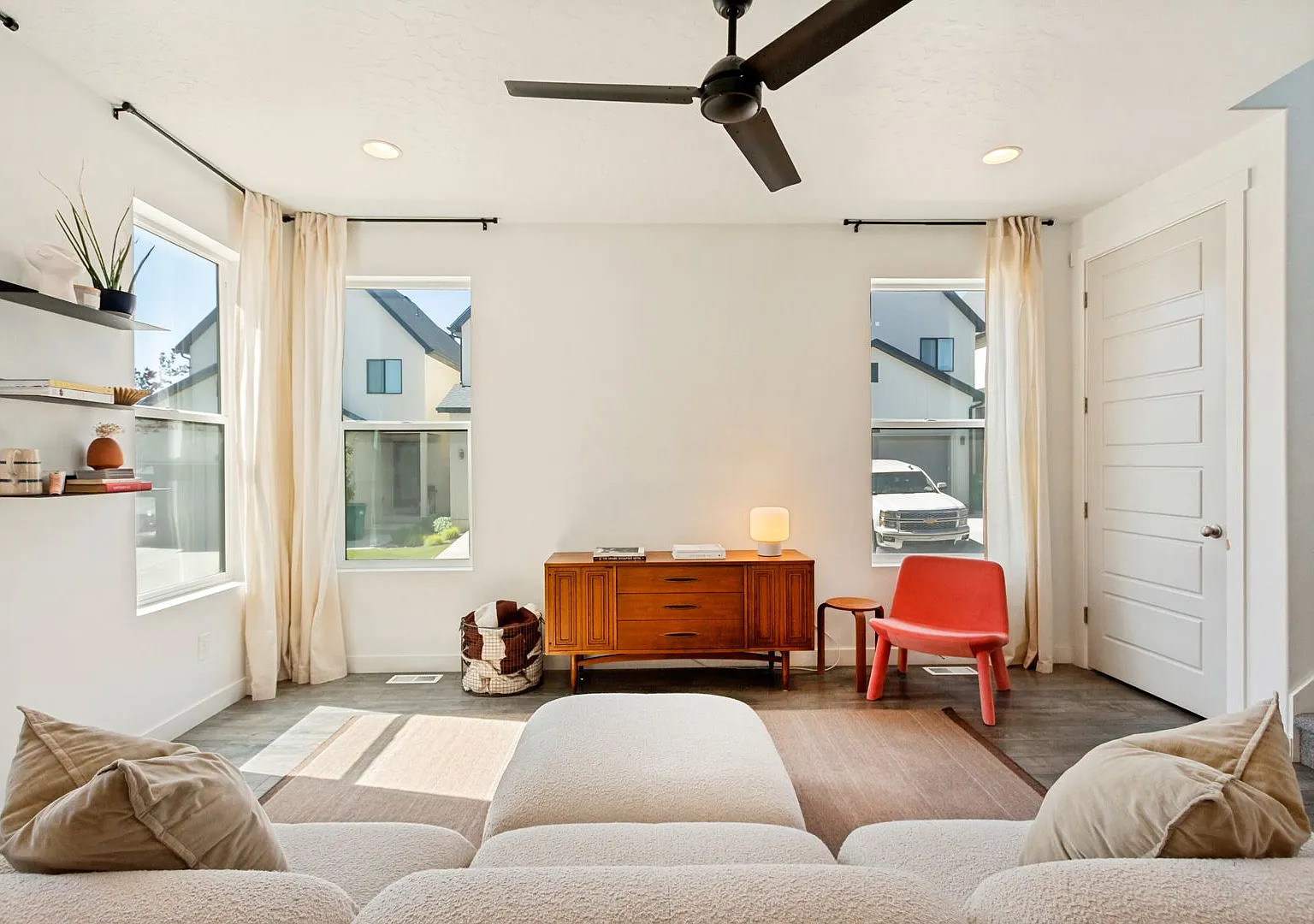 Beautiful Fully Finished Home in Holbrook Farms — Photo 3