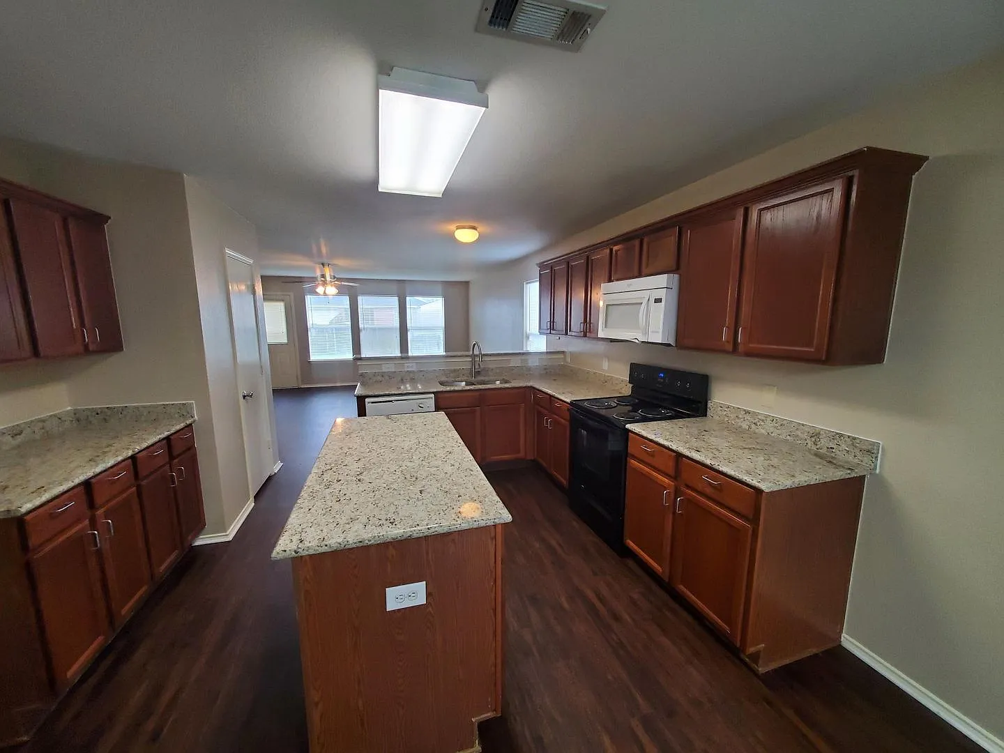 Spacious 5 bedroom home with updates in Lancaster — Photo 4