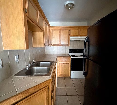 2nd image of 2913 N 31st St APT 2