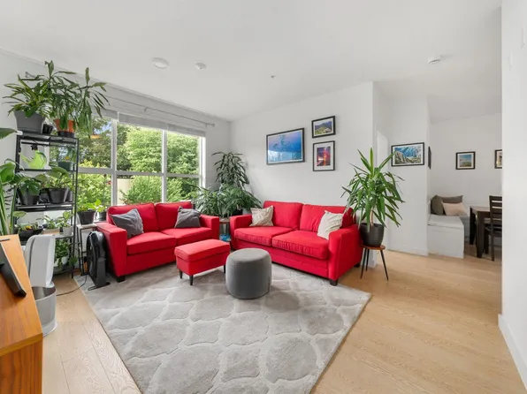 3205 Mountain Hwy #301, North Vancouver, BC V7K 0A3