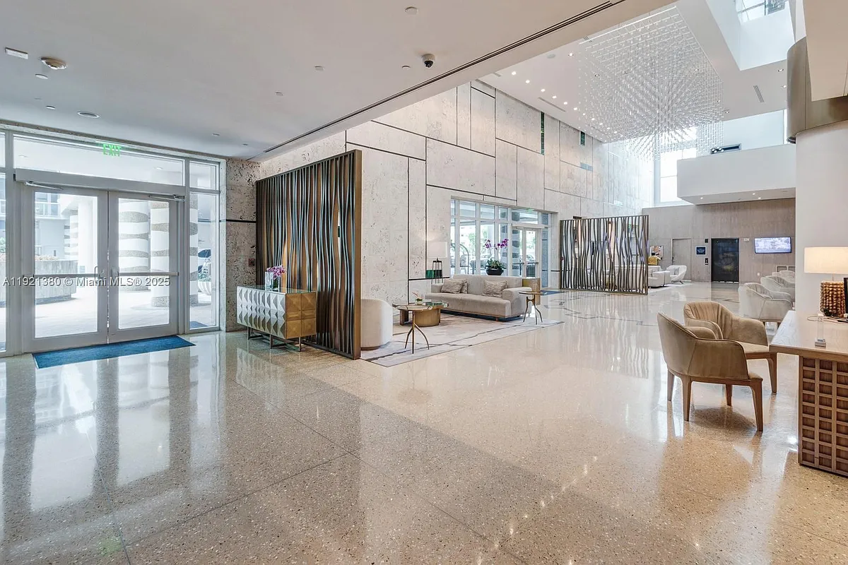 Building Photo - 6801 Collins Ave #320