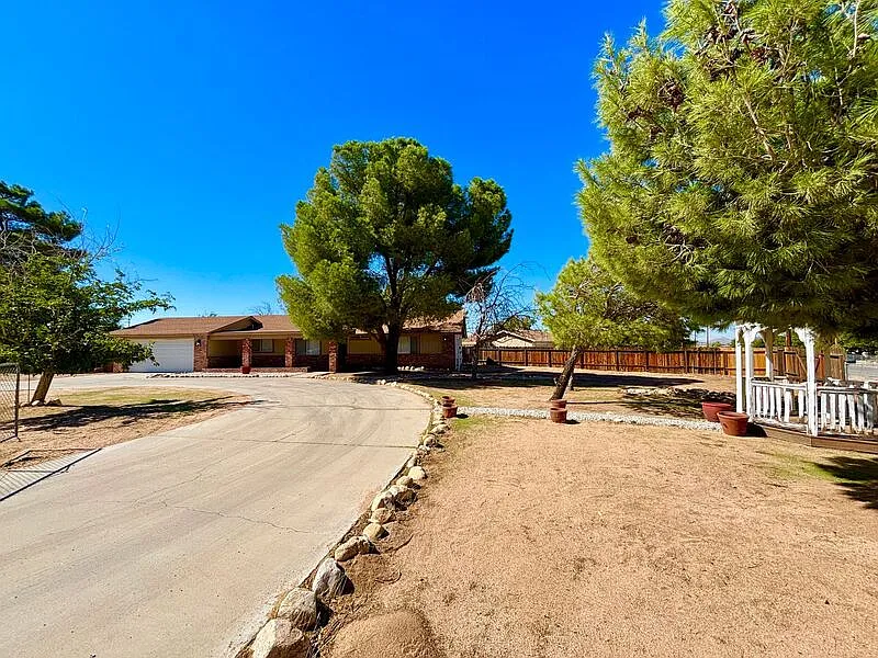 3 bed, 2.0 bath, 1363 sqft, $2,350 — Photo 4