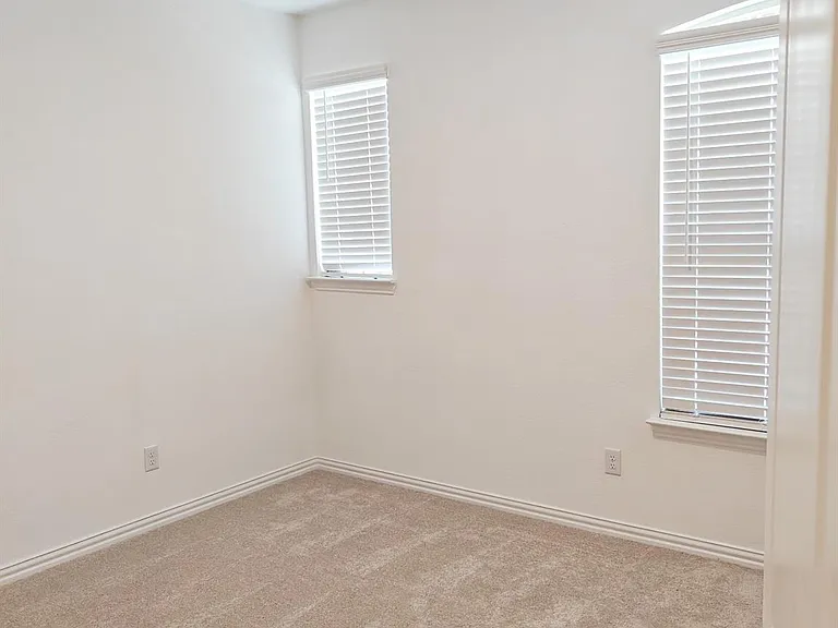 8404 Honeylocust St — Photo 20