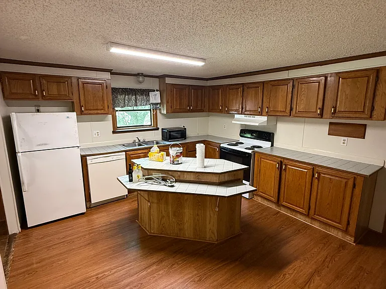 2017 Lee Road 137 — Photo 6