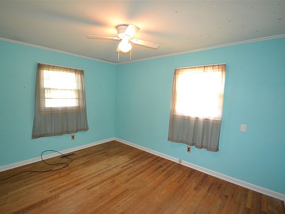 3rd image of 1071 E Church St
