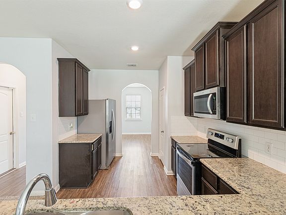 4th image of 300 Ryan St