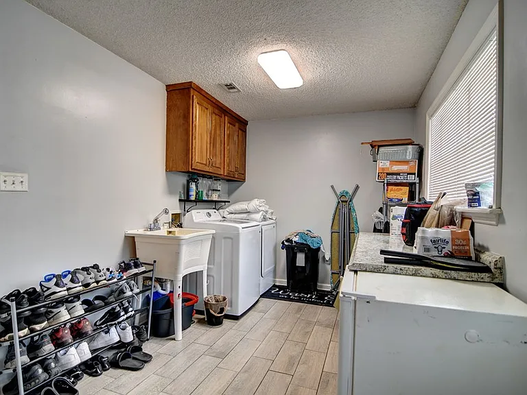 4120 Clay Dr — Photo 21
