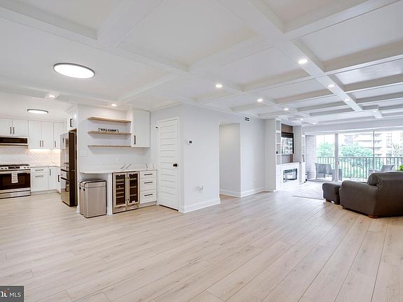 5th image of 1300 Army Navy Dr APT 814