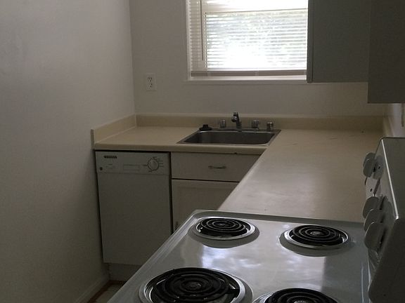 3rd image of 3047 Patrick Henry Dr