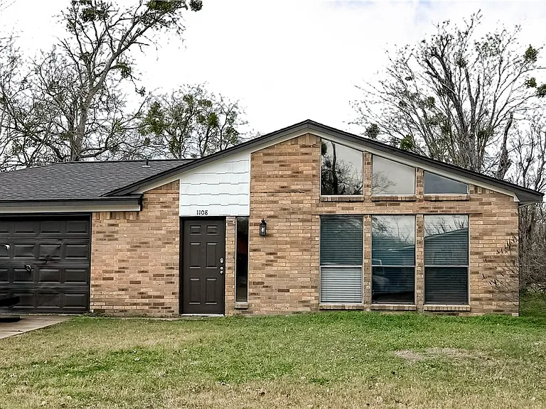 1108 S Dexter Dr — Photo 1