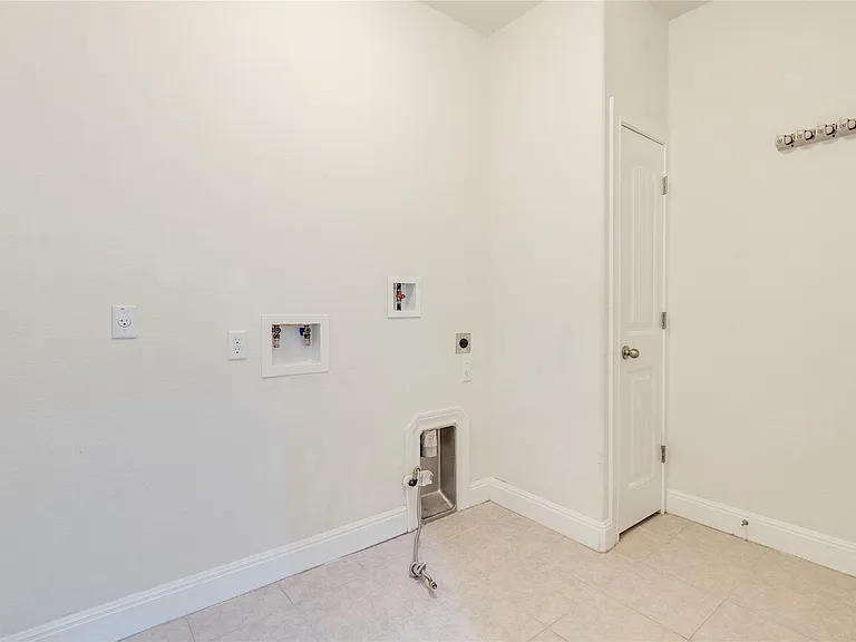 5728 Siragusa Dr — Photo 35