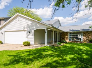 29 Roxbury Dr NW, Cedar Rapids, IA 52405