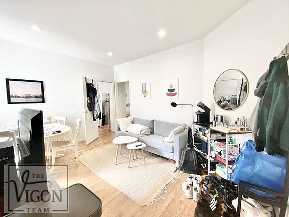 4th image of 328 W 44th St APT 43