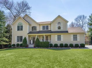 30 N Country Rd, Shoreham, NY 11786