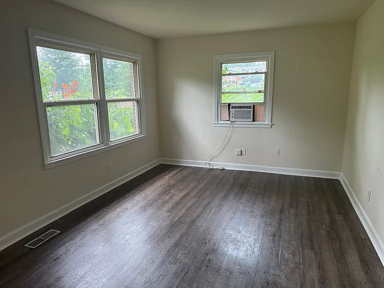 1520 Effingham Rd — Photo 1