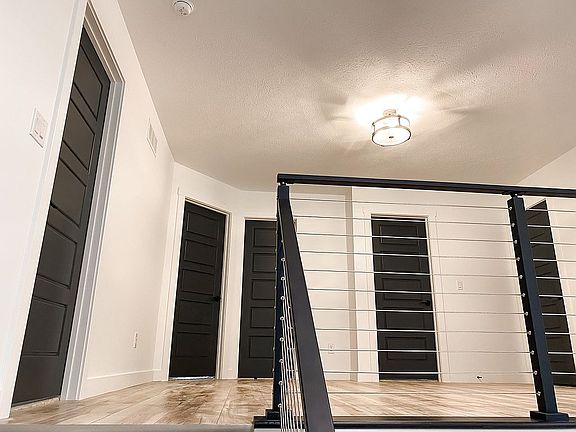 3 bd, 1 bath upper level