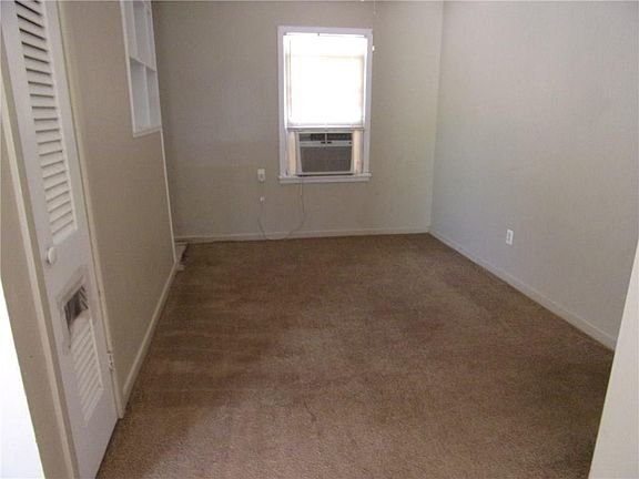 3rd image of 4418 Clover Ln
