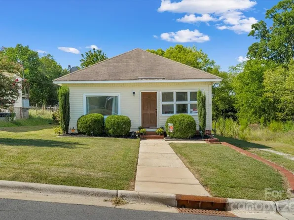 66 Willow St, Badin, NC 28009