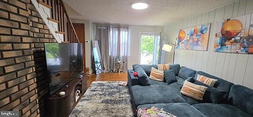 4th image of 1506 Llanwellyn Ave