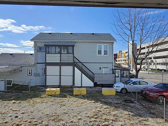 5th image of 194 Glengarry Ave