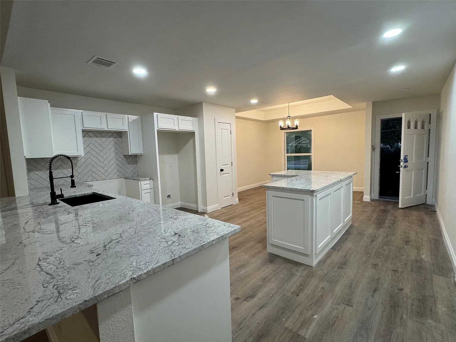 4 bed, 2.0 bath, 1650 sqft, $2,800 — Photo 2