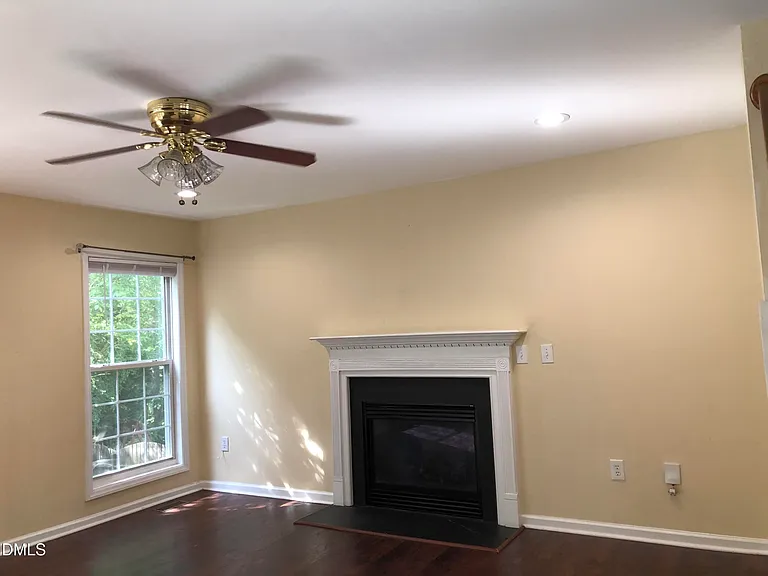 814 Bristol Blue St — Photo 4