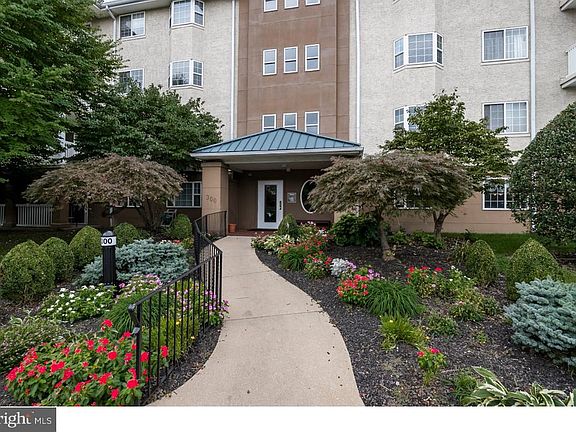 3rd image of 319 Paoli Pointe Dr