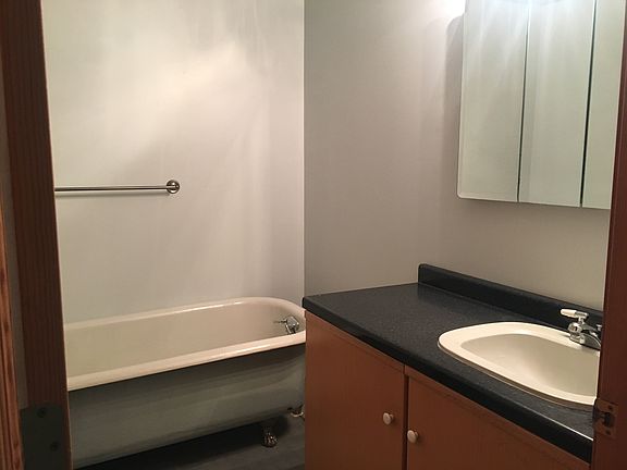 2nd flr bath 6' clawfoot tub