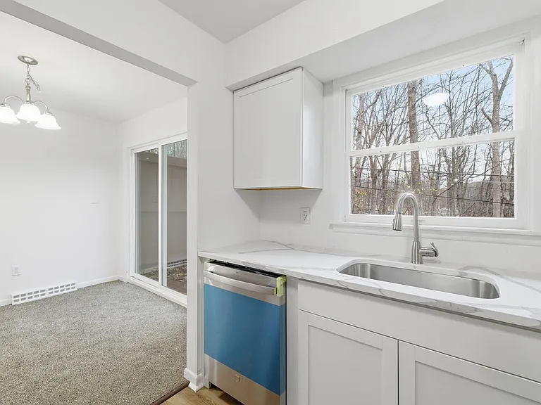 1273 Chateau Dr — Photo 9