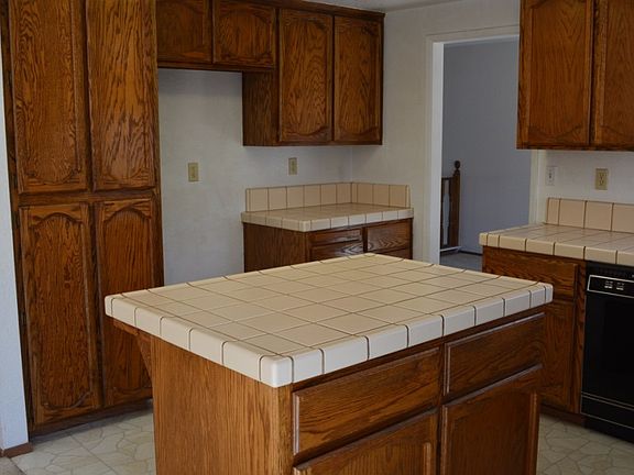 3rd image of 1427 Everett Way