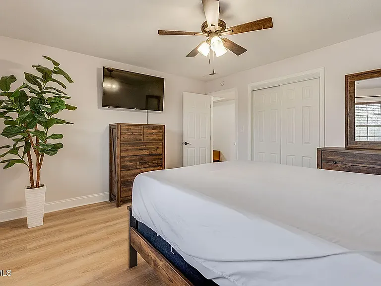 1810 Parkwood Ln #9 — Photo 5