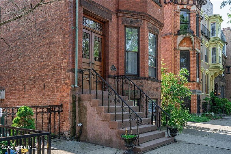 3rd image of 18 Willett Street