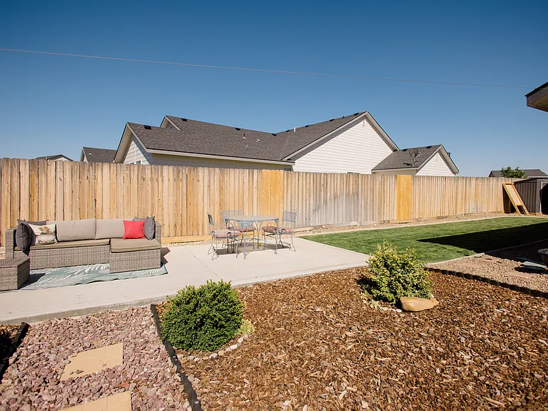 930 SW Lago St — Photo 3